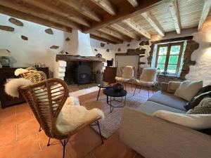 uma sala de estar com um sofá e uma lareira em 9 pers. groot huis met veel ruimte in de Limousin - Frankrijk em Chéronnac