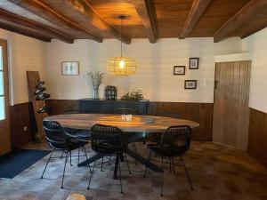 uma grande sala de jantar com mesa e cadeiras em 9 pers. groot huis met veel ruimte in de Limousin - Frankrijk em Chéronnac