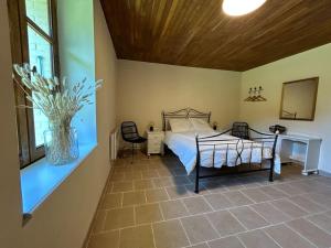 um quarto com uma cama, uma mesa e cadeiras em 9 pers. groot huis met veel ruimte in de Limousin - Frankrijk em Chéronnac