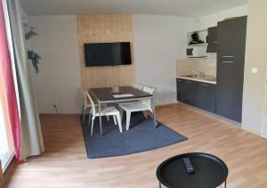 Η κουζίνα ή μικρή κουζίνα στο Superbe appartement en résidence avec piscine LES ORRES 1800