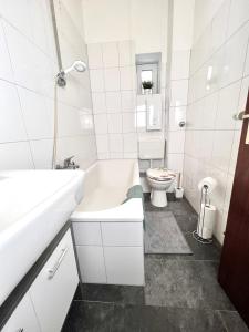 Bathroom sa Neu: 3 Bedroom w/ 6 Beds in Hagen, 7min to A1