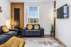 sala de estar con 2 sofás y TV en Parkside 2 bedroom house near Dunfermline & Edinburgh en Dunfermline