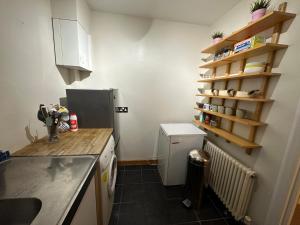 Kuchyň nebo kuchyňský kout v ubytování Cozy flat in great location