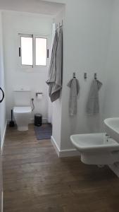 Vonios kambarys apgyvendinimo įstaigoje La Esquina