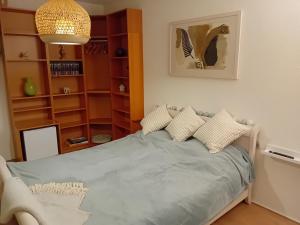 Un dormitorio con una cama con almohadas. en Oudaen 36 en Lelystad