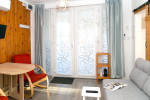 Green Stone Apartments في هایدوسوبوسلو: غرفة معيشة مع أريكة وطاولة