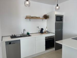 Ett kök eller pentry på La Morreta Suites II - Lanzarote
