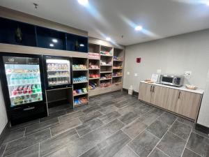 DoubleTree by Hilton Livermore, CA的厨房或小厨房