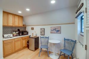 una cocina con 2 sillas azules y una mesa en Higden Studio with Shared Patio, Yard Games, Grills!, en Fairfield Bay