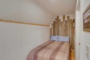 1 dormitorio con 1 cama con cabecero de madera en Higden Studio with Shared Patio, Yard Games, Grills!, en Fairfield Bay