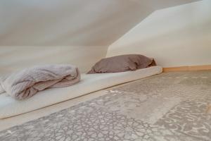 Ένα ή περισσότερα κρεβάτια σε δωμάτιο στο Cozy Higden Studio Close to Greers Ferry Lake!