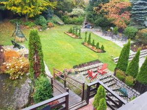 una vista aérea de un jardín con un banco y sillas en Szymonówka W Szklarskiej Porębie en Szklarska Poręba