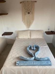 una serpiente azul sobre una cama en Caraiva love house, en Caraíva