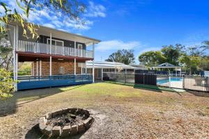 a large yard in front of a house at WhiteSands Beachouse in Urangan