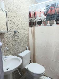 uma casa de banho com um WC e um lavatório em Suíte e Apartamento Angra dos Reis em Angra dos Reis