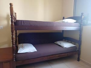 Двухъярусная кровать или двухъярусные кровати в номере Apto gostosinho no centro de Piracicaba WI-FI300Mb