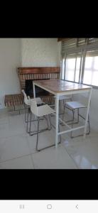 una mesa blanca y sillas en una habitación en Casa Ricardo (16km de Coruña) 
