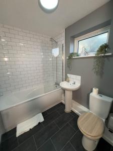 Koupelna v ubytování Thesiger Court Apartments - Free Private Parking - by Property Promise