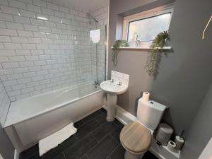 Koupelna v ubytování Thesiger Court Apartments - Free Private Parking - by Property Promise + 19 fotografií