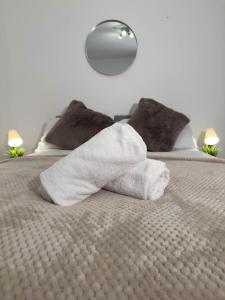 Postel nebo postele na pokoji v ubytování Thesiger Court Apartments - Free Private Parking - by Property Promise