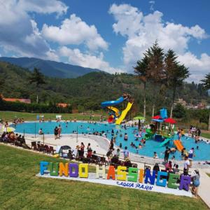 un grupo de personas en una piscina en un parque acuático en Fundo Hassinger, en Oxapampa