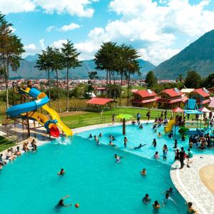 een groep mensen in een zwembad bij een waterpark bij Fundo Hassinger in Oxapampa