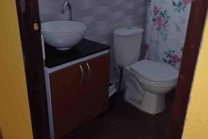 ein Bad mit einem WC und einem Waschbecken in der Unterkunft Ecocasa Impresionante panorámica jacuzzi Smart TV in Yumbo