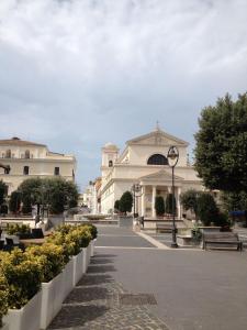 una plaza de la ciudad con un edificio y un semáforo en NEWHOUSE ANTIUM, en Anzio