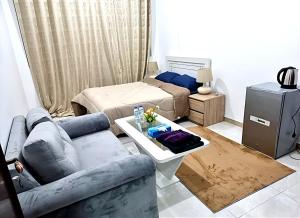Corniche AD - Extremely Unique Room في أبوظبي: غرفة معيشة مع أريكة وسرير