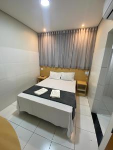 Un dormitorio con una cama grande y una ventana en Hotel New House en São Paulo