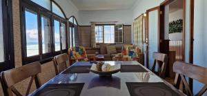 een woonkamer met een tafel en stoelen en een bank bij Altillo Vista Mar in Moya