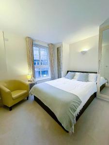 Luxury 2 bedroom apartment in central London at affordable rates tesisinde bir odada yatak veya yataklar