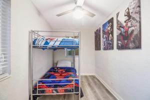 ミラマーにあるSpacious and luxurious home centrally located between Miami and Ft. Lauderdaleの二段ベッドと天井ファンが備わる客室です。