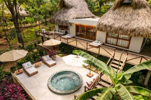 una vista aérea de un complejo con piscina en Tewimake Hotel, en Santa Marta