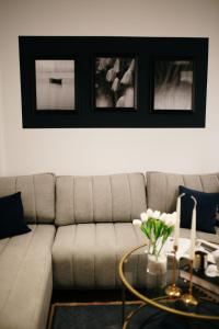 uma sala de estar com um sofá e uma mesa em VIP apartments Bitola em Bitola