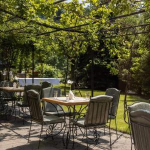 Um jardim no exterior de Forrest Relax & Spa