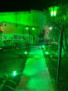 una luce verde che illumina un passaggio notturno di TERRY'S VILLA a Nea Makri