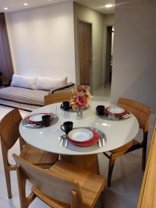 ein Esszimmer mit einem Tisch und Stühlen in der Unterkunft Apartamento Luxo 2/4 Beira-Mar Pajuçara - Maceió in Maceió