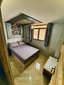 - une chambre avec un lit dans l'angle dans l'établissement Sahrawi Abdo, à Errachidia