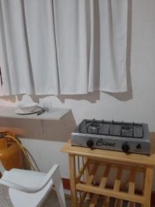 una estufa en una mesa junto a una ventana en Estudio en Garzota con Cocina y lavanderia Wifi, en Guayaquil