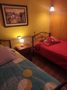 1 dormitorio con 2 camas y una foto en la pared en Casa Bella Vista, en Cuenca