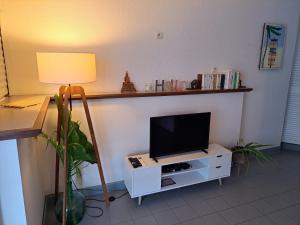 TV a/nebo společenská místnost v ubytování Appartement cosy en résidence à deux pas de la mer