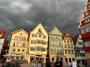 un gruppo di edifici gialli e bianchi in una città di nah zur S-Bahn und Altstadt a Esslingen