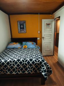 1 dormitorio con 1 cama con edredón blanco y negro en Casa Bella Vista, en Cuenca