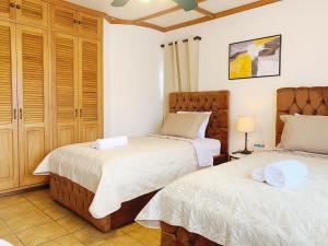 een slaapkamer met 2 bedden en een badkamer bij CASA 8 Bed&Breakfast in San José