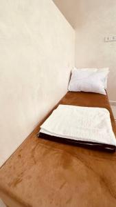 a bed in a room with a wooden floor at Studio de charme Centrale Rabat in Rabat