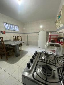 kuchnia z płytą kuchenną w pokoju w obiekcie Temporada CG - Casinha da Vovo w mieście Campina Grande