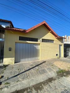 una casa con una puerta y un garaje en Temporada CG - Casinha da Vovo, en Campina Grande