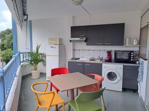 Kuchyň nebo kuchyňský kout v ubytování Appartement cosy en résidence à deux pas de la mer + 7 fotografií
