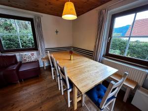 een eetkamer met een houten tafel en stoelen bij Ferienhaus Prettenthaler in Gaal